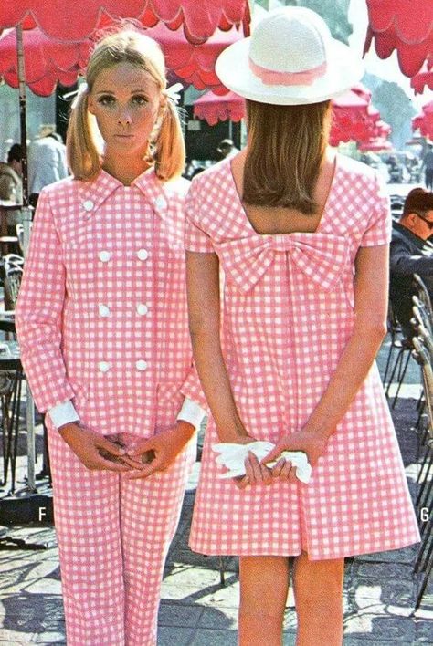 60s Dolly Girls: The Look That Will Make You Uncomfortable Bohemian Costume, Cowgirl Style Outfits, Gingham Fashion, Vintage Dresses 1960s, 20th Century Fashion, Hijab Fashion Inspiration, Pink Gingham, 60s Fashion, The 60s