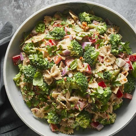 We've loaded this healthy pasta salad with vegetables and bright flavors. Sun-dried tomatoes and a touch of lemon zest jazz up the dressing, while tender-crisp broccoli florets cook alongside the pasta, making assembly (and cleanup!) a breeze. Mediterranean Broccoli, Broccoli Pasta Salad, Broccoli Pasta Salads, Tomato Pasta Salad, Healthy Pasta Salad, Easy Mediterranean Diet Recipes, Heart Healthy Diet, Broccoli Pasta, Cholesterol Diet