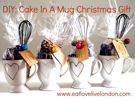 DIY: Cake In A Mug Christmas Gift (Double Chocolate Cake) - Eat.Love.Live Cake Gift Basket, Cake In A Mug, Double Chocolate Cake, Brownie In A Mug, Cake Christmas, Christmas Food Gifts, Mug Christmas Gift, Chocolate Mugs, Mug Recipes