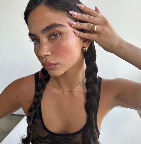 Christina Nadin (@christinanadin) • Instagram photos and videos Cristina Nadin, Eyebrow Images, Sweet 16 Outfits, Christina Nadin, High Cheekbones, Summer Makeup Looks, Fashion Photography Inspiration, Glowy Makeup, Recycled Gold