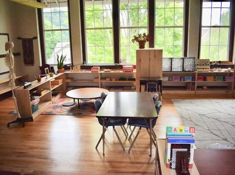 A look at beautiful Montessori classrooms from infants through elementary age. Montessori Classroom Layout Elementary, Small Montessori Classroom, Montessori Classroom Layout Preschool, Upper Elementary Montessori, Minimalist Classroom, Montessori Classroom Layout, Montessori Elementary Classroom, Classroom Style, Sitting Table