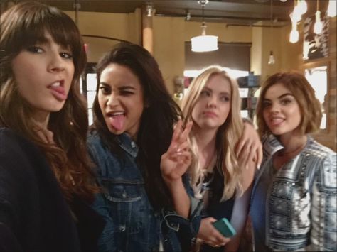 5 Years Forward REUNION ♥ Pretty Litter, Ezra Fitz, Pll Cast, Hanna Marin, Spencer Hastings, Casting Pics, Pretty Little Liars, Best Shows Ever, Serie Tv