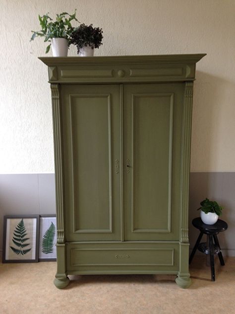 Antieke stoere groene linnenkast / kinderkledingkast Small Entryway Table, Green Painted Furniture, Painted Cupboards, Small Entryway, Old Doors, Diy Interior, Refurbished Furniture, Updating House, Furniture Restoration