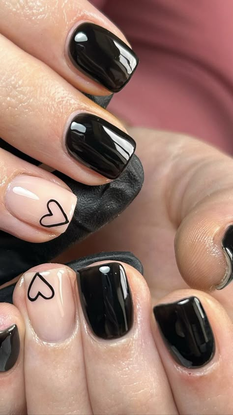 Black Spring Nails: Embracing Edgy Elegance in 2024's Chicest Trend - divagaze.com Gel Ink Nails, Edgy Classy Nails, Short Gel Nails Black, Short Edgy Nails, Black Gel Nails Ideas, Black Gel Nails Short, Nails Black Short, Black Spring Nails, Nail Inspired