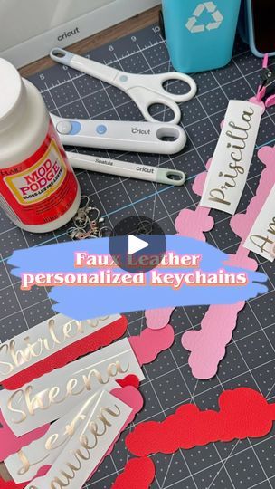 Faux Leather Diy Crafts, Faux Leather Keychain Cricut, Keychain Holder Diy, Cricut Faux Leather Projects, Faux Leather Cricut Projects, Cricut Keychain Ideas, Leather Keychain Diy, Crafts Cricut, Leather Keychains