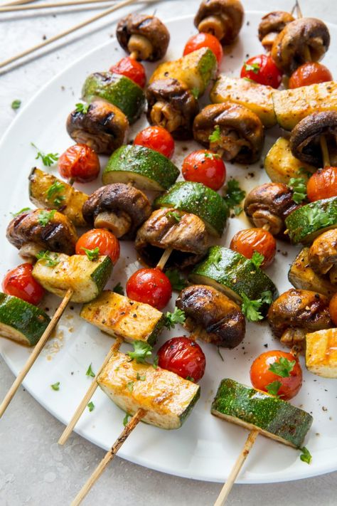 vegetable kabobs on a white platter Mushroom Kabobs, Summer Side Dishes Recipes, Glazed Vegetables, Vegetable Kebabs, Grilled Chicken Kabobs, Vegetable Kabobs, Fried Halloumi, Grilling Kabobs, Summer Side Dish