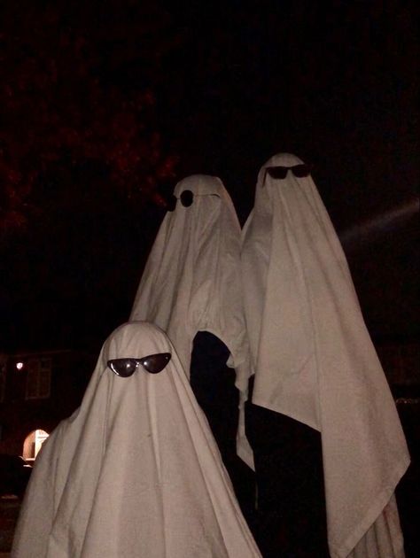 Halloween Costume Ideas For Four People, Halloween For 6 People, Halloween Costumes For Three Girls Group, Bestie Halloween Costumes For 2 Scary, Halloween Ideas 3 People, Doubles Costumes Ideas, Matching Halloween Costumes Aesthetic, Three Person Friend Group Aesthetic, Halloween Costumes 12-13