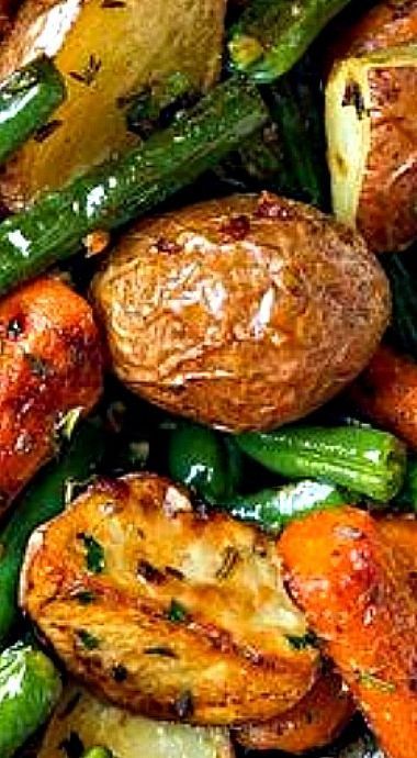 Garlic Herb Roasted Potatoes, Roasted Potatoes Carrots, Potatoes Vegetables, Roasted Potatoes And Carrots, Garlic Roasted Potatoes, Carrots And Green Beans, Herb Roasted Potatoes, Roasted Vegetable Recipes, Healthy Vegetable Recipes