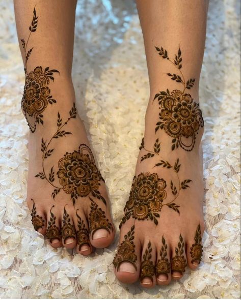 Mehandi Full Hand, Minimalistic Mehendi Designs, Minimalistic Mehendi, Mehendi Designs Front Hand, Modern Mehndi Design, Leg Henna Designs, Feet Henna, Modern Mehndi, Leg Henna