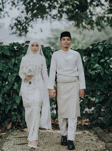 Baju Akad Nikah Muslim Simple, Malay Wedding Photography, Kurung Nikah, Melayu Wedding, Pre Wedding Photoshoot Theme, Malaysian Wedding, Malay Wedding Dress, Muslim Wedding Photos, Pose Wedding