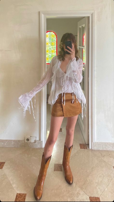 Cowgirl Boots Outfit Aesthetic, Brown Cowgirl Boots Outfit, Boots Outfit Aesthetic, Clean Girl Fashion, Cowboy Boots Outfit Summer, Outfits Summer 2022, White Skirt And Top, Brown Skirt Outfit, Summer Boots Outfit