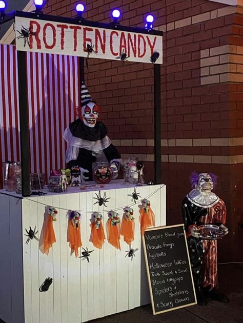 Creepy Clown Decorations, Halloween Cardboard Decorations, Halloween Lemonade, Fall Carnival Games, Halloween Door Ideas, Clowns Halloween Decorations, Halloween Carnevil, Clowns Halloween, Halloween Comics