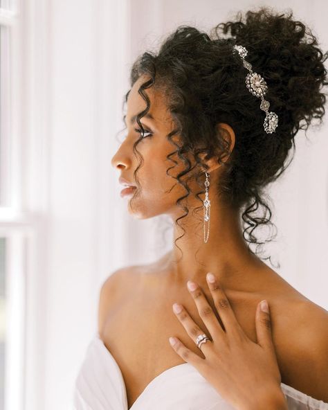 7 Natural, Effortless Bridal Hairstyles for Curly Hair  - Wedded Wonderland Bridal Hairstyles For Curly Hair, Curly Hair Bridal Hairstyles, Curly Hair Bridal, Bun Bridal Hair, Curly Hair Wedding, Elegant Wedding Hairstyles, Curly Bridal Hair, Loose Side Braids, Curly Hair Up