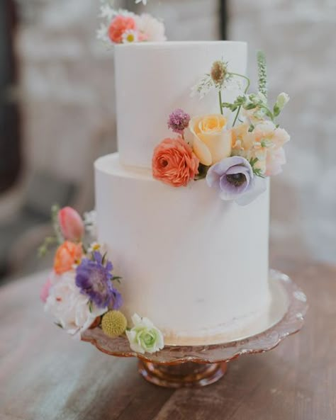 Florals On Wedding Cake, Flower Placement On Cake, Pastel Flower Wedding Cake, Simple Colorful Wedding Cake, Wedding Cake Wildflowers Simple, Wildflower Cake Wedding, Spring Flower Wedding Cake, Spring Floral Wedding Cake, Fun Wedding Cake Ideas