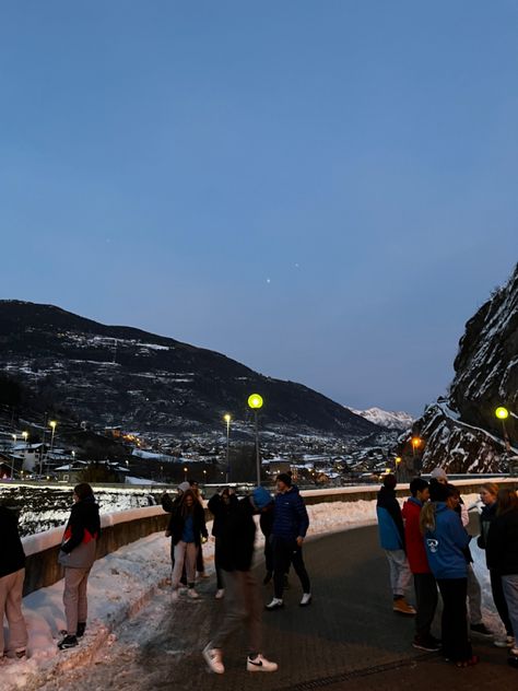 School Trip Aesthetic, Aesthetic Skiing, Ski Italy, Ski Trip Aesthetic, Travelling Aesthetic, Village Aesthetic, Ski Village, Skiing Aesthetic, Aesthetic Snow