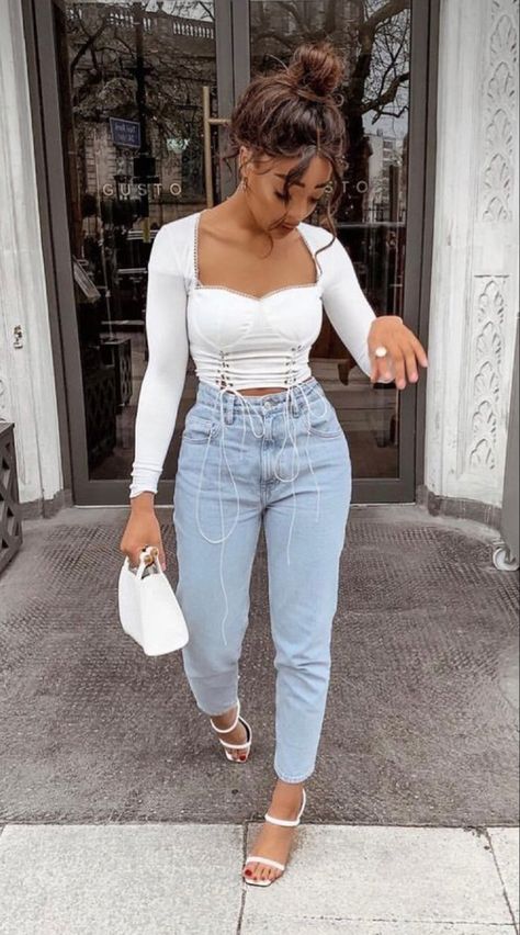 Mom Jeans With Heels Outfit, Cute Outfits With Jeans And Heels, Jean Heels Outfit, Jeans With Heels Outfits, Blue Jeans White Top, Ripped Jeans Heels, Jeans And Heels Outfit, Outfits With Heels, Jeans Casual Outfit