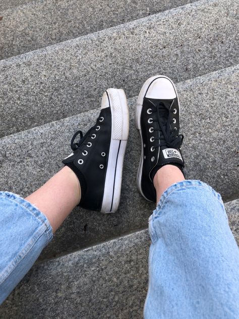 Black Converse Black Laces, Converse Low Top Platforms, Converse Shoes Low Top, Low Top Converse Aesthetic, Black Low Top Converse Outfits, Converse Black Laces, Leather Converse Outfit, Converse Platform Low Top, Platform Converse Low Top