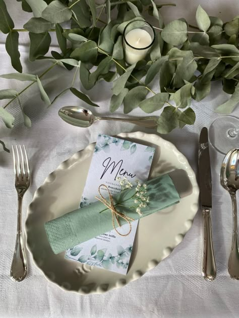 Mint Table Setting, 20th Birthday Dinner, Supper Club Theme, Dinner Table Set Up, Emerald Green Wedding Theme, 21 Dinner, Green Wedding Decorations, Homemade Gifts For Boyfriend, Dinner Party Table Settings