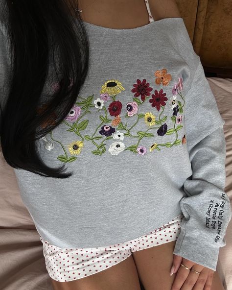 surprise sweatshirt 🌻 Grey Coquette, Off The Shoulder Crewneck, Coquette Flowers, Sweater Off The Shoulder, Cottagecore Sweater, Flower Sweatshirt, Embroidered Sweatshirts, Small Chest, Crewneck Sweatshirt