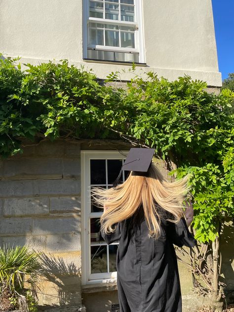 Blonde hair, graduation cap, graduation gown Blonde Graduation, Highschool Graduation Pictures, College Blonde, Highschool Graduation, High School Graduation Pictures, Cute Senior Pictures, College Grad Cap Ideas, Blonde High, College Graduation Photoshoot