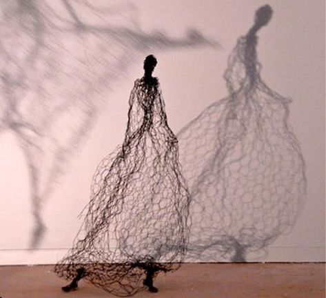 REFLECTIONS — Pauline Ohrel female wire sculpture Sculptures Sur Fil, Chicken Wire Art, Art Wire, Sculpture Metal, Wire Sculpture, Sculpture Installation, Land Art, Wire Art, Metal Sculpture