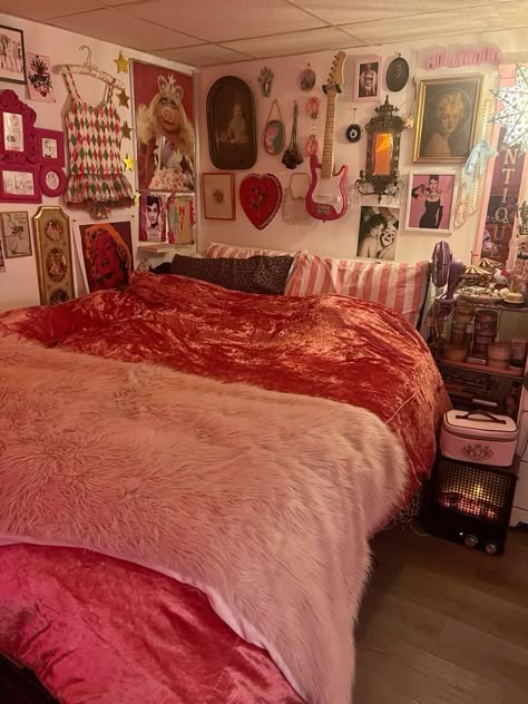 1970s Room Aesthetic, 40s Room Aesthetic, 2009 Bedroom, Bedroom Pop Aesthetic, Pink And Red Room Aesthetic, 2010s Bedroom, 50s Bedroom Aesthetic, Quirky Bedroom Ideas, 90’s Bedroom