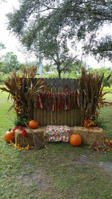 Backdrop For Fall Pictures, Simple Fall Backdrop, Fall Photo Props Outdoor Diy, Fall Photo Op Backdrop, Fall Picture Background, Fall Photo Booth Ideas Diy, Fall Photo Op Ideas, Pumpkin Patch Photo Backdrop, Church Harvest Festival Ideas