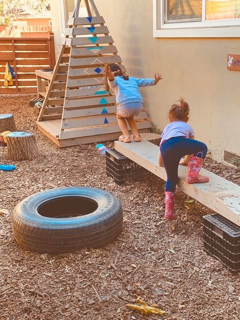 Outdoor Daycare Play Area, Naturescape Playground, Natural Playground Backyard, Natural Playground Diy, Indoor Decorating Ideas, Outdoor Play Kitchen, Outdoor Kids Play Area, Kids Yard, Outdoor Play Space