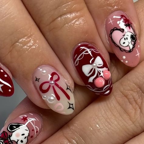 suzy ☆ UT NAIL ARTIST ☆ on Instagram: "one thing bout snoopy is that he gon be with us every mfn season 🫡  ☆ ☆ ib: @etoilepressnails  ☆ ☆ #snoopy #nailsnailsnails #peanuts #nailartist #naildesigns #nailart #nailtech #nailaddict #nailinspo #holidaynails #christmasnails #fallnails" Nail Inspo Christmas Gingerbread, Funky Christmas Nails Short, Snoopy Xmas Nails, Santa Baby Nails, Snoopy Nails Valentines Day, Valentine Nails Inspiration, Winter Sanrio Nails, Charlie Brown Nails Christmas, Hello Kitty Xmas Nails