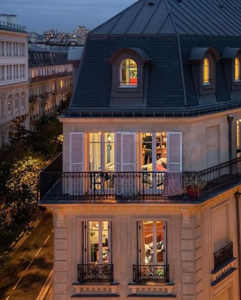 Paris Aesthetic, Parisian Apartment, Living In Paris, Dream Apartment, Dream City, City Aesthetic, Pretty Places, House Inspo, 인테리어 디자인