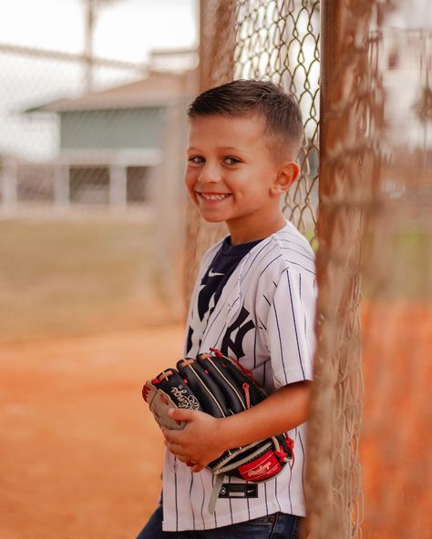 What’s more Summertime than a baseball birthday session?!♥️⚾️ . . . #annamariaphotographer #holmesbeachphotographer #siestakeyphotographer #lidobeachphotographer #stpetebeachphotographer #bradentonphotographer #sarasotaphotographer #lakewoodranchphotographer #lwr #srq #tampaphotographer #baseball #summerbaseball #baseballbirthday #baseballbirthdayparty #baseballbirthdayboy #birthdaysession #milestonesession #homebase #baseballsummer #baseballlife #baseballpartyinspo #firsthomeparty #rookieyea... Baseball Birthday Photo Shoot, Baseball Field Family Photoshoot, Baseball Photoshoot Ideas Kids, Toddler Baseball Photoshoot, Baseball Family Photoshoot, Kids Baseball Pictures, T Ball Pictures Photo Ideas, Baseball Family Pictures, Youth Baseball Pictures