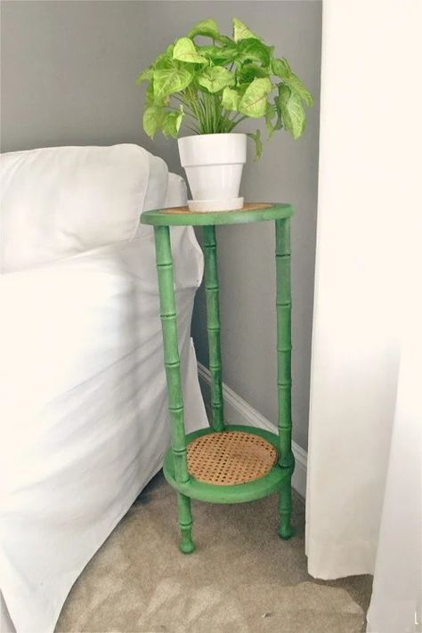 33 Cool DIY Antique and Vintage Plant Stand Ideas Houseplant Stand Ideas, Plant Stand Upcycle, Tall Pedestal Plant Stand, Diy Plant Stands Indoor, Plant Stand Decor Ideas, Plant Table Diy, Upcycled Plant Stand, Diy Plant Stand Indoor, Diy Indoor Plant Stand