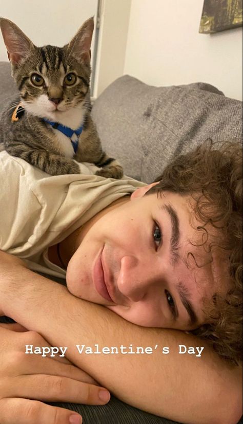 Gaten Matarazzo And Lizzy Yu, Dusty Bun, Gaten Matarazzo, Dustin Henderson, He Is My Everything, Sweeney Todd, Stranger Things Aesthetic, You Are Cute, Strange Things