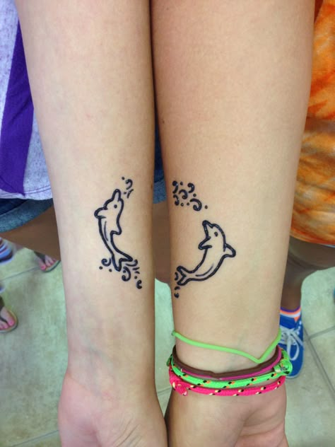 Dolphins on arms henna tattoo Henna Tattoo Wrist, Dolphin Tattoos, Cute Henna Designs, Cute Henna Tattoos, Henna Style Tattoos, Seahorse Tattoo, Dolphins Tattoo, Cute Henna, Henna Tattoo Designs Hand