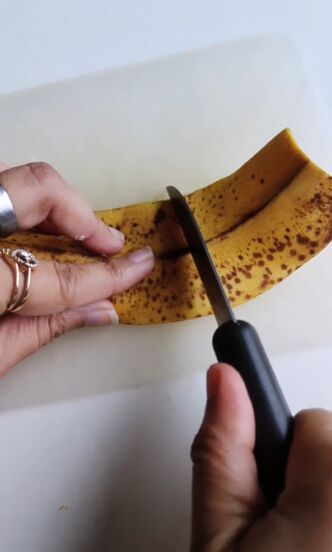 Rubbing Banana Peel On Face, Banana Peel For Face, Banana Peel Uses Skin, Banana Peel Uses, Banana Peels, Simple Routine, Banana Benefits, Tan Removal, Under Eye Puffiness