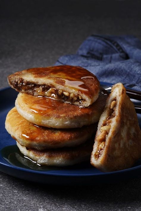 Hotteok (Korean Sweet Pancake) Hotteok Recipe, Korean Pancake Recipe, Sweet Pancake Recipe, Korean Breakfast, Recipe Korean, Korean Pancake, Pancake Crepes, Pancake Recipe, Online Food