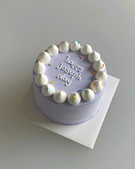 Minimalist Purple Cake, Purple Bento Cake Design, Bento Cake Violet, Mini Purple Cake, Bd Cake Ideas, Pastel Purple Cake Aesthetic, Violet Cake Design, Purple Birthday Cake Aesthetic, Purple Cake Simple