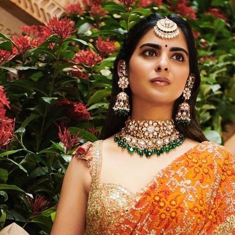 Isha Ambani Jewellery, Isha Ambani, South Indian Bride Jewellery, Indian Brides Jewelry, Beautiful Wedding Jewelry, Kundan Jewellery Bridal, Handmade Fabric Bags, Diamond Earrings Design, Gold Necklace Indian Bridal Jewelry