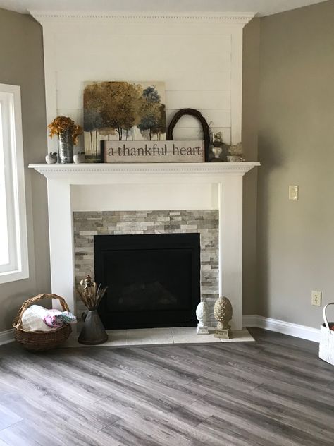 Corner Fireplace Decor, Farmhouse Mantle Decor, Living Room Mantle, Living Room Setup, Fireplace Built Ins, Corner Fireplace, Fireplace Remodel, Home Fireplace, Fireplace Makeover