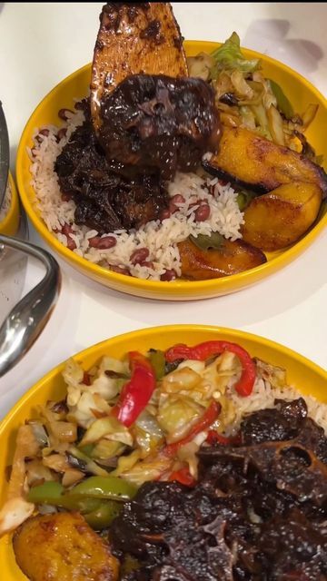 Caribbean Food Network on Instagram: "What’s on your plate? #Credit @themoodyfoody ・・・ MY Oxtail recipe 👇 🤓 let me know in the comments if you want the rice, cabbage and plantain recipe 🤭❤️ I’m using @hexclad kitchen west, I find that stewing, and frying in this plan has taken my dishes to the next level. ingredients 3-4lbs of cooked and clean oxtail 1/2 cup of onion 1/2 cup of diced bell peppers 1/4 cup of minced garlic 1/4 cup of green scallion 1/4 cup of minced ginger thyme 2 tbsp Oxtails And Gravy Recipe, Bbq Jerk Chicken, Cooking Oxtails, Oxtail Recipe, Rice Peas, Chicken Macaroni, Steamed Cabbage, Parboiled Rice, Plantain Recipes