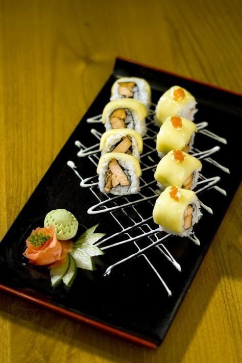 Sushi Plating Ideas, Sushi Plating, Food Plating Design, Japanese Food Photography, Sashimi Recipe, Salmon Food, Sushi Menu, Food Japanese, Nigiri Sushi