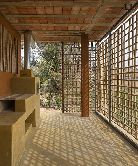 vazio S/A shades its 'serra house' in a facade of woven bamboo Porch Architecture, Bamboo Screening, Bamboo Structure, Wooden Walkways, Modular Structure, Bamboo Weaving, Rural Landscape, Rural Area, Latin American