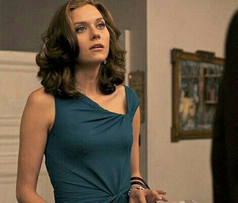 Sara Ellis Hilarie Burton White Collar, Hillary Burton, Tiffany Dupont, Rachel Gatina, Sara Ellis, Burberry Heels, Neal Caffrey, Hilarie Burton, Kaitlyn Dever