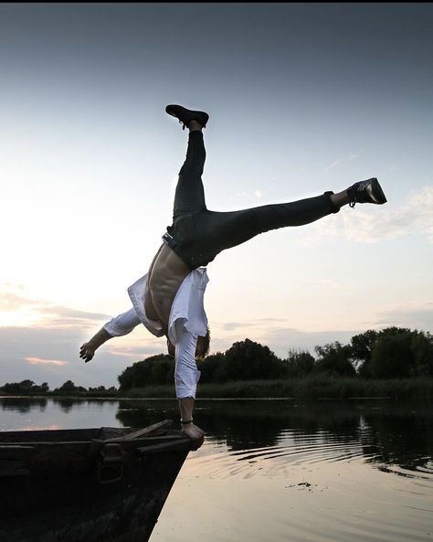 From @melnikstyle on IG One Arm Handstand, Street Workout, Handstand, Super Sport, Calisthenics, Way Of Life, Girls Out, Martial Arts, Gymnastics