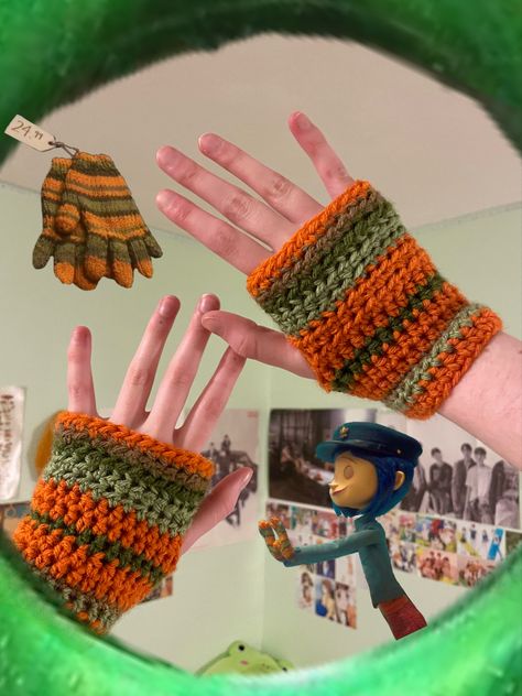 @ avatechh_ on ig Coraline Gloves, Knitting Fingerless Gloves, Easy Cute Crochet, Crochet Cherry, Gloves Crochet, Crochet Stocking, Crochet Gloves Pattern, Crochet Fairy, Crochet Brooch