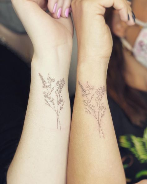 Tattoo Thick Lines, Tattoo For Mother, Flower Bouquet Tattoos, Bouquet Tattoos, Cool Little Tattoos, Flower Bouquet Tattoo, Korean Tattoo Artist, Korean Tattoos, Bouquet Tattoo