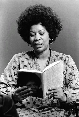 Women Reading, Toni Morrison, Art Noir, Black Tv, Women Writers, Black Photography, Woman Reading, Girl Reading, Reading A Book