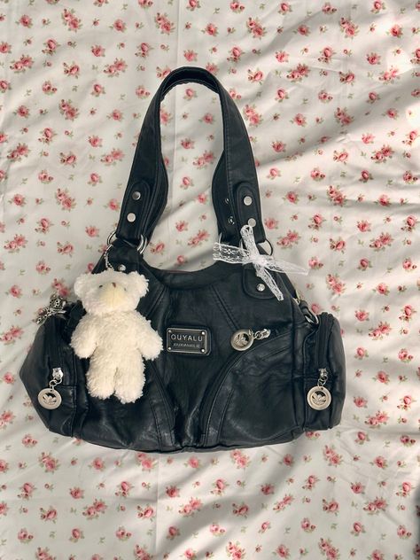 Black Bags Aesthetic, Decorated Purse, Purses Y2k, Y2k Leather Bag, Blackpink Keychain, Yk2 Handbags, Purses Aesthetic, Vintage Bags And Purses, Black Y2k Purse