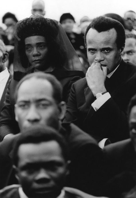 Flip Schulke Photography » Harry Belafonte with Coretta Scott King at the burial sight Thomas Pynchon, Old Hollywood Fashion, Coretta Scott King, Harry Belafonte, Mlk Jr, Rhythm And Blues, African Diaspora, Martin Luther King Jr, African Culture