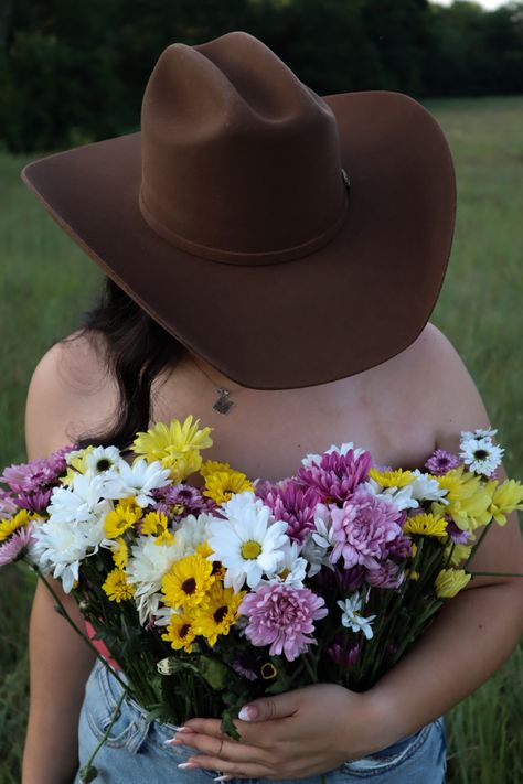 Vaquero Senior Pictures, Western Photoshoot Ideas Birthday, Vaquera Senior Pictures, Mexican Senior Pictures Ideas, Vaquera Photoshoot Ideas, Cowgirl Themed Photoshoot, Vaquero Photoshoot, Western Flower Top Photoshoot, Western Birthday Photoshoot